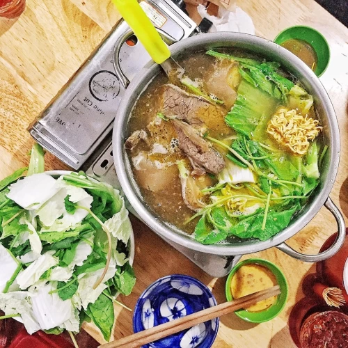Lẩu Bò Quán Gỗ – Đậm Đà Hương Vị Xứ Sương, Trải Nghiệm Không Thể Bỏ Qua Khi Đến Đà Lạt