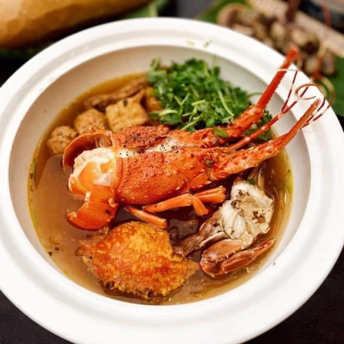 Quán Nhỏ – Bánh Canh Tôm Hùm Nguyên Con Hấp Dẫn Giữa Lòng Nha Trang