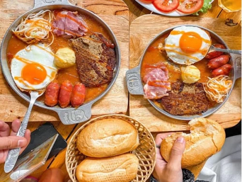 Cột Điện Quán – Thế giới bánh mì chảo đậm đà giữa lòng Hà Nội