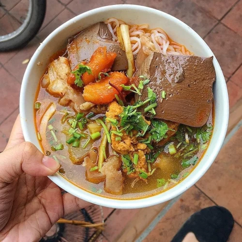 Bún bò Mệ Kéo – Tô bún thơm lừng trong căn nhà gỗ giữa lòng cố đô Huế