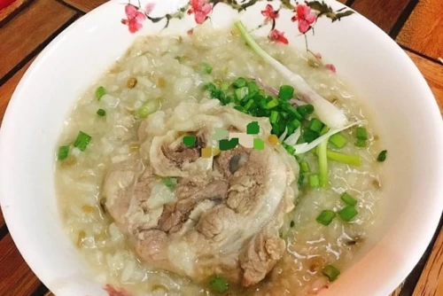 Cháo Giò Heo Bà Mười – Hương Vị Quen Thuộc Giữa Lòng Nha Trang