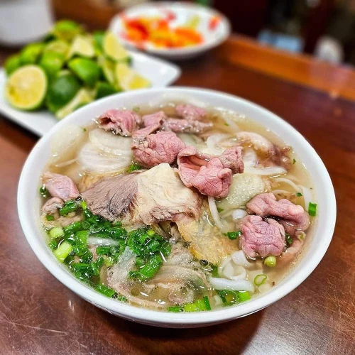 Phở 10 Lý Quốc Sư – Thương hiệu phở Hà Nội nức tiếng đất kinh kỳ