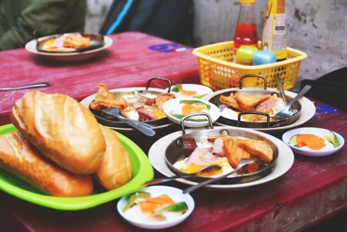Bánh Mì Hòa Mã – Hơn 60 Năm Gìn Giữ Hương Vị Bánh Mì Chảo Đậm Đà Giữa Lòng Sài Gòn