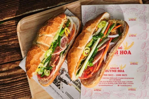 Bánh Mì Huỳnh Hoa – Quán bánh mì “nức tiếng” giữa lòng Sài Gòn