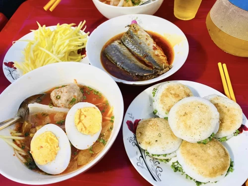 Bánh căn Lân Nguyệt – Một buổi sáng đậm vị quê giữa lòng Phan Thiết