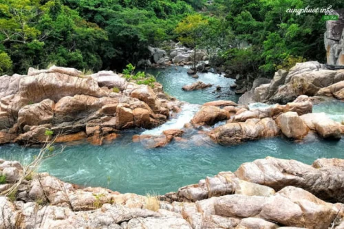 Suối Lồ Ồ – Dòng suối hoang sơ giữa rừng núi Vĩnh Hy