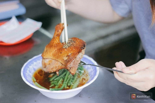 Lương Ký Mì Gia – Hơn 70 Năm Mì Vịt Tiềm Trứ Danh Giữa Lòng Sài Gòn