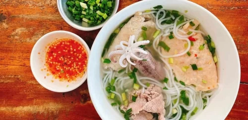 Bún Quậy Thanh Hùng – Tô bún “tự quậy” mang hương vị biển đảo giữa lòng Sài Gòn