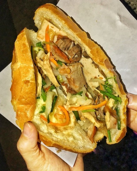 Bánh mì không tên - Muốn mua phải xếp hàng dài, chờ 30 phút mới tới lượt