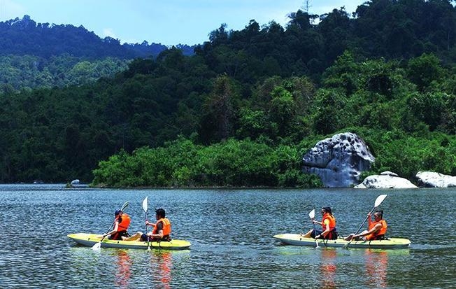 Chèo thuyền kayak khám phá sông nước ở Madagui 