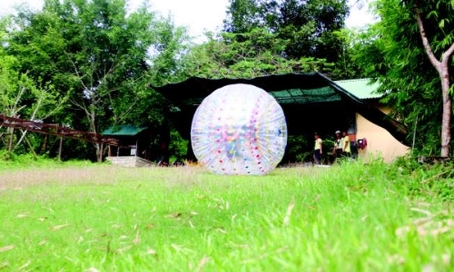 Trò zorbing mới lạ đầy thích thú