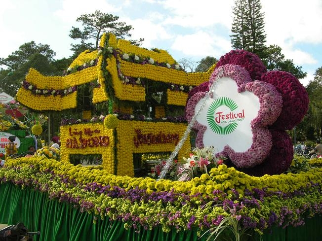Tác phẩm nghệ thuật được kết bằng hoa tại lễ hội