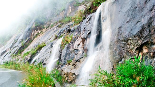 Những thác nước nhỏ trên đèo Long Lanh