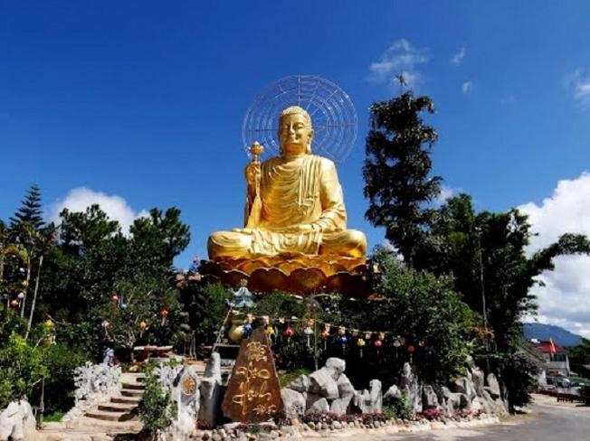 Tượng Phật Thích Ca Niêm Hoa Vi Tiếu nổi tiếng ở Đà Lạt