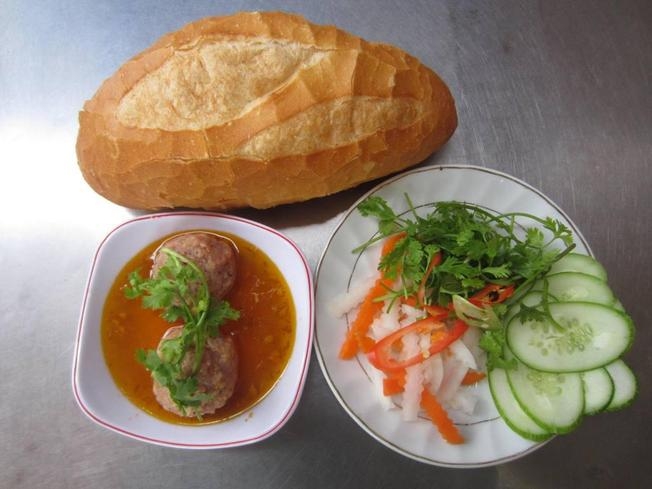 Bánh mì xíu mại – món sáng quen thuộc của người Đà Lạt