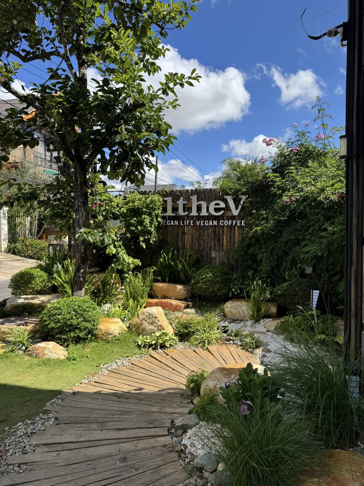 1THEV Đà Lạt – Quán Cà Phê Gỗ Giữa Vườn Hoa, Điểm Hẹn Không Thể Bỏ Qua