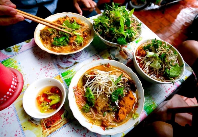 Bún bò Mệ Kéo – Tô bún thơm lừng trong căn nhà gỗ giữa lòng cố đô Huế