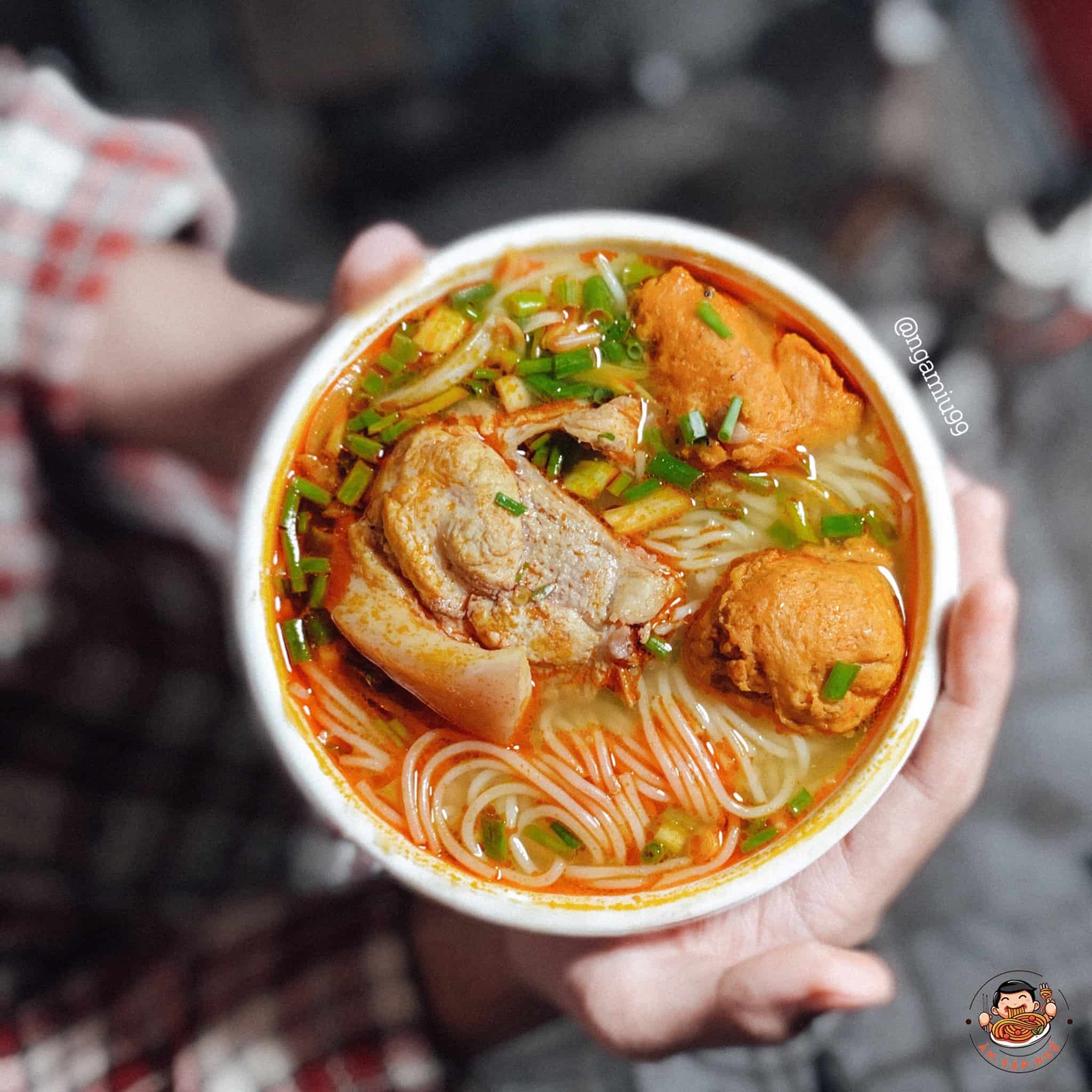 Bún bò Huế Bà Nga – Hương vị đêm xứ Huế níu chân thực khách