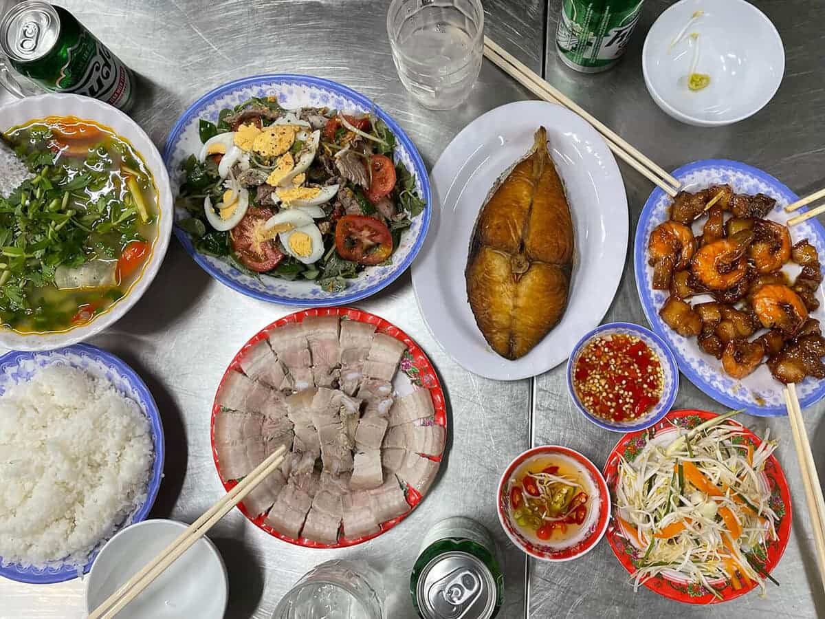 Quán cơm Huế O Én – Hồn quê xứ Huế trong từng bữa ăn gia đình