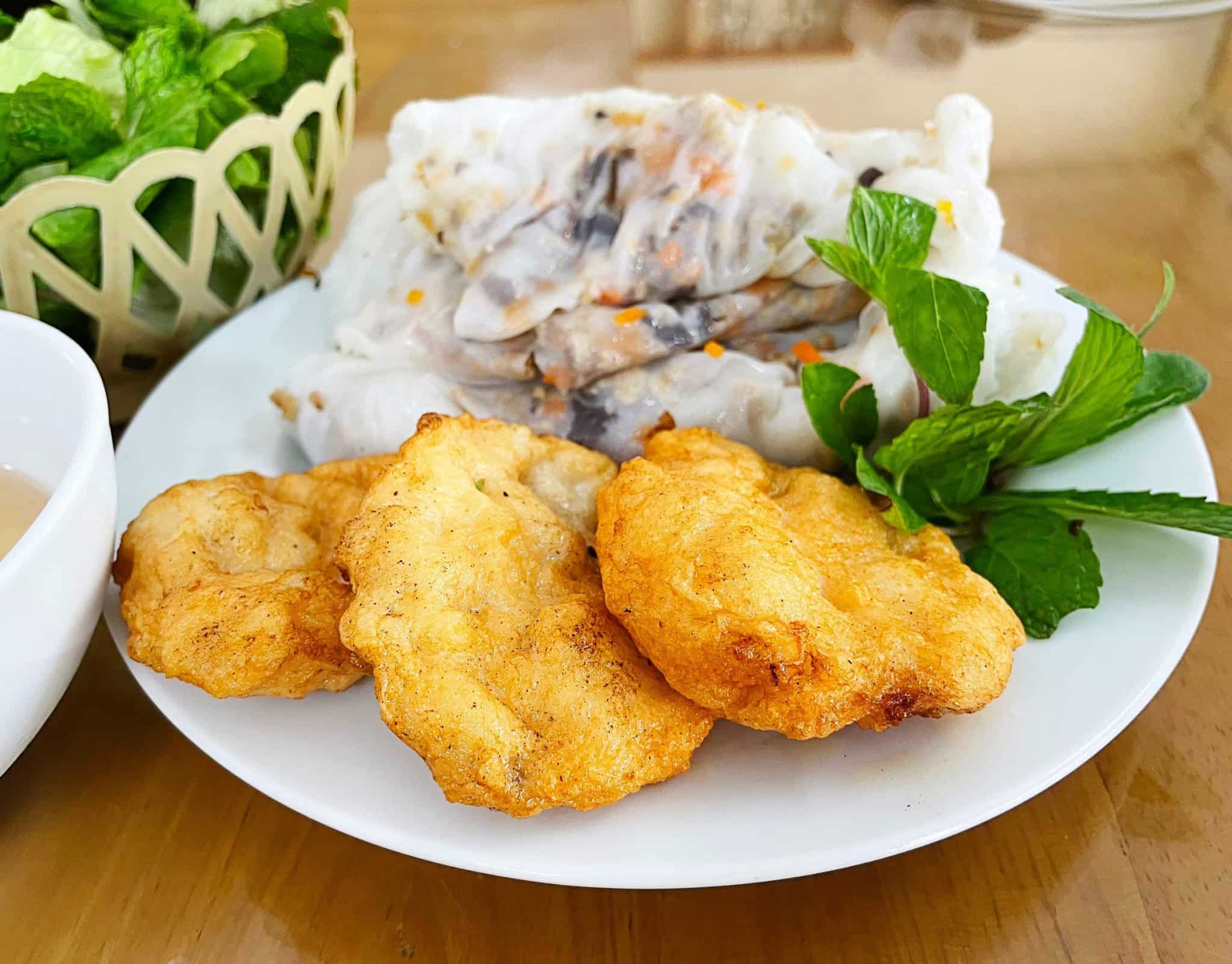 Bánh cuốn chả mực Gốc Bàng – Tinh hoa ẩm thực Hạ Long trong con ngõ nhỏ