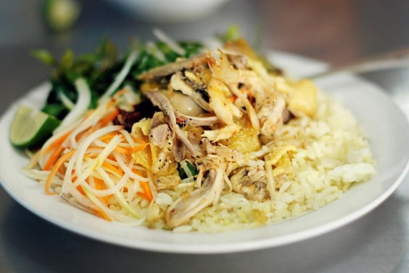 Cơm Gà Bà Thuận – Hương vị quê nhà giữa lòng phố cổ Hội An