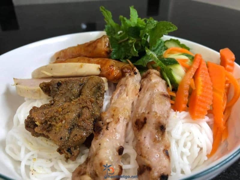 Nem nướng Minh Hiếu – Hương vị Phan Thiết đậm đà trong từng xiên nướng