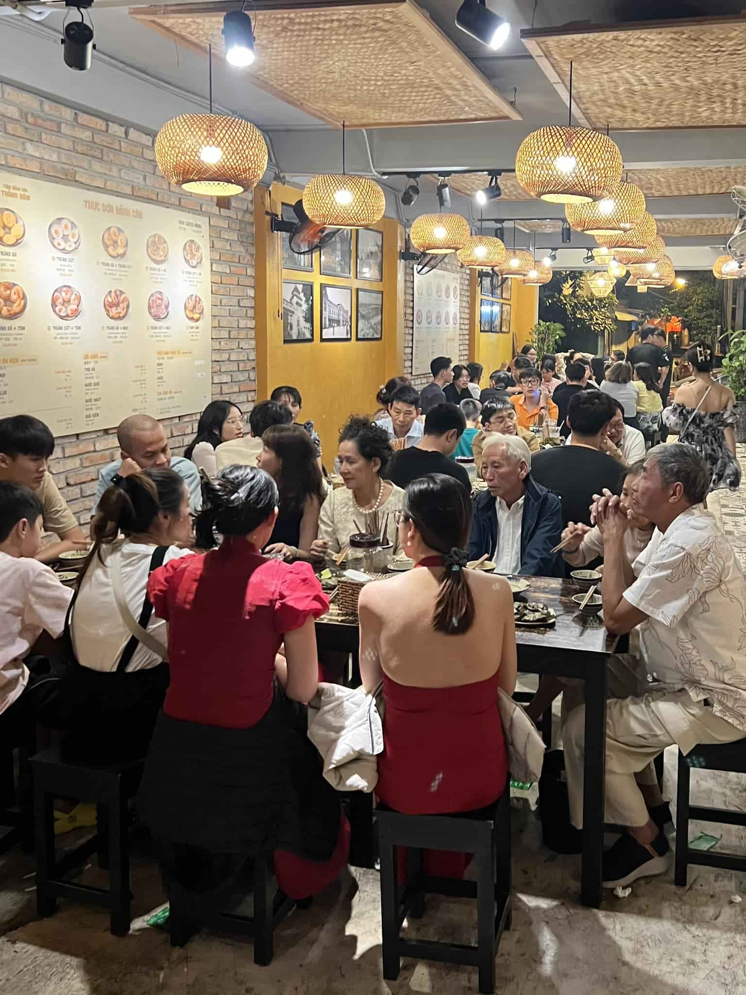Tiệm Bánh Căn Tháng Năm – Hương vị hoài niệm giữa lòng Nha Trang