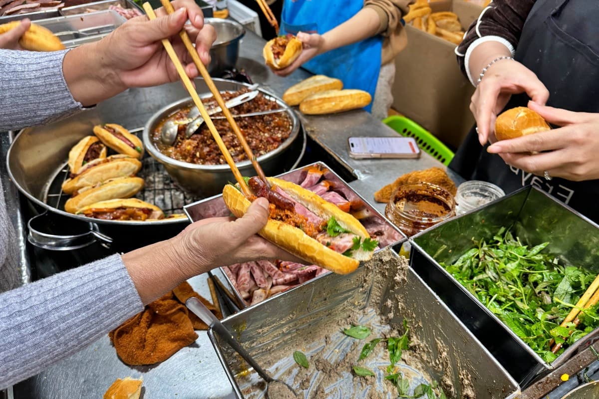 Bánh Mì Trường Tiền O Tho – Hương vị đêm khuya của Cố đô Huế