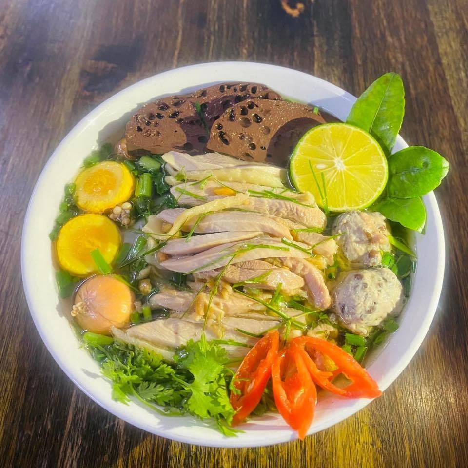 Phở Miến Nguyễn Gia – Chỉ Một Món Gà, Mà Ghi Dấu Giữa Trăm Ngàn Hương Vị Đà Lạt