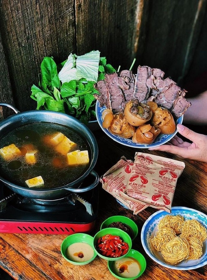 Lẩu Bò Quán Gỗ – Đậm Đà Hương Vị Xứ Sương, Trải Nghiệm Không Thể Bỏ Qua Khi Đến Đà Lạt