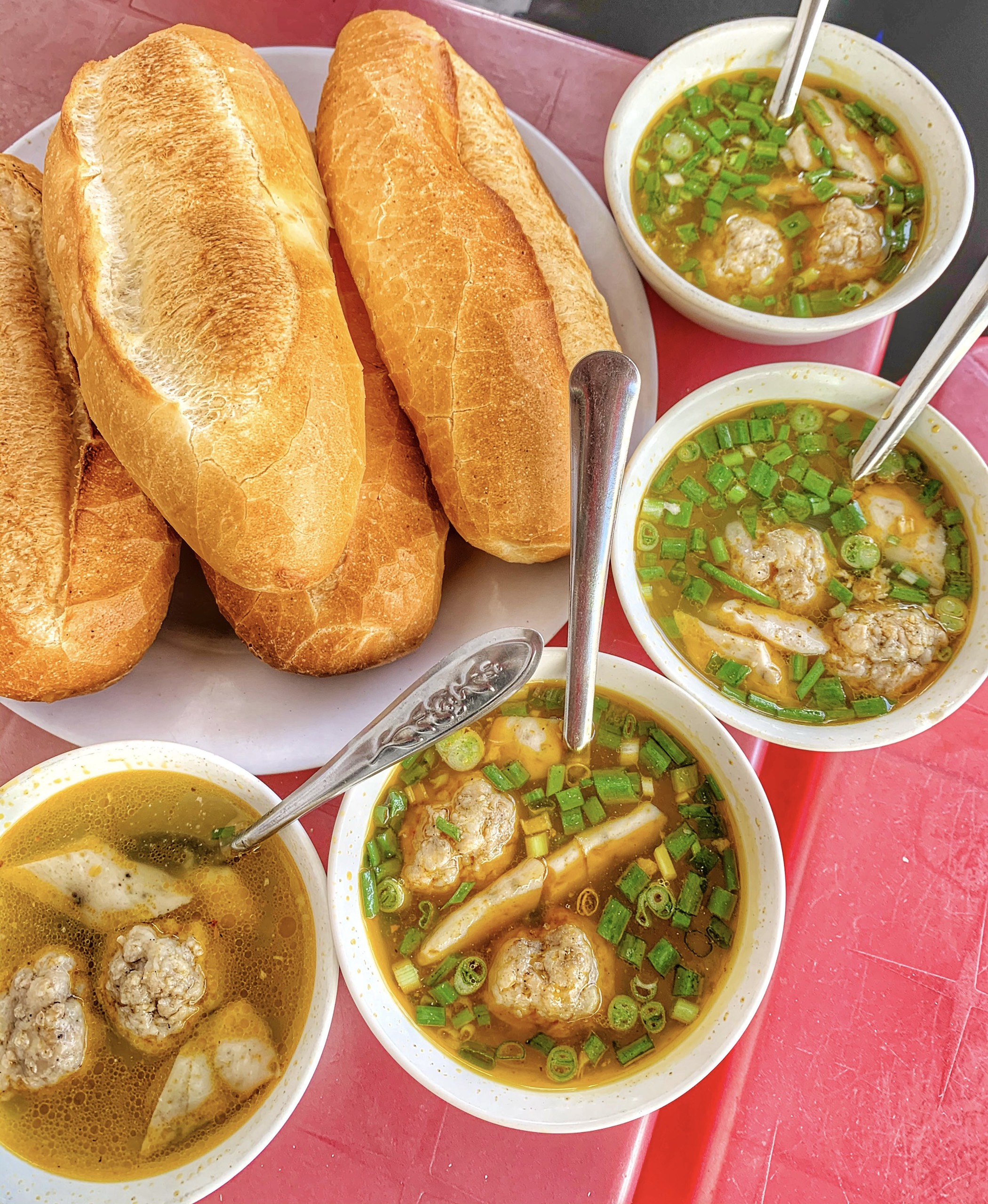 Bánh mì xíu mại Bé Linh – món ăn sáng không thể bỏ qua khi đến Đà Lạt