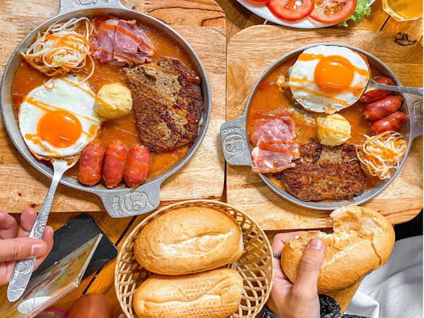 Cột Điện Quán – Thế giới bánh mì chảo đậm đà giữa lòng Hà Nội
