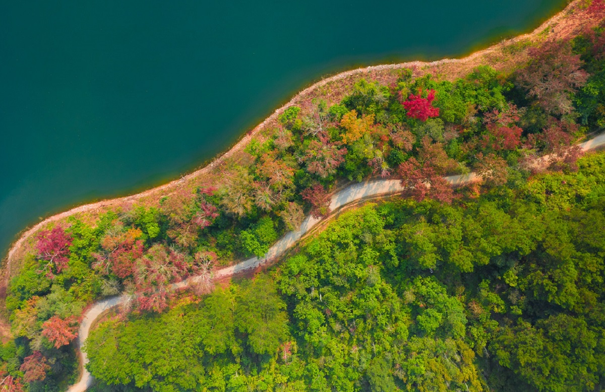 Hồ Bản Viết - Chiêm ngưỡng mặt hồ thơ mộng và lãng mạn