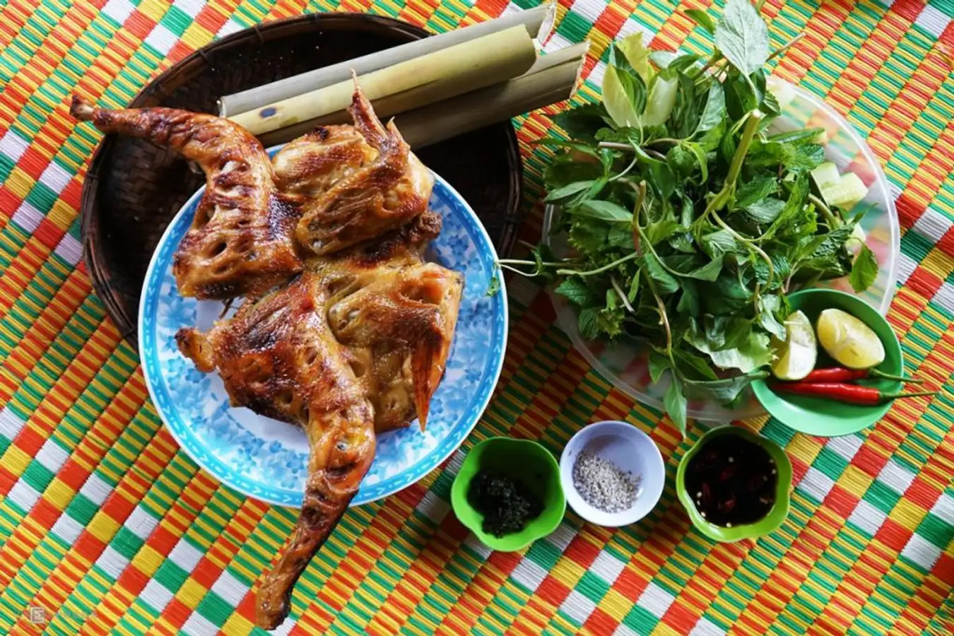 Gà nướng cơm lam-  Đặc sản núi rừng nổi tiếng của người đồng bào Tây Nguyên.