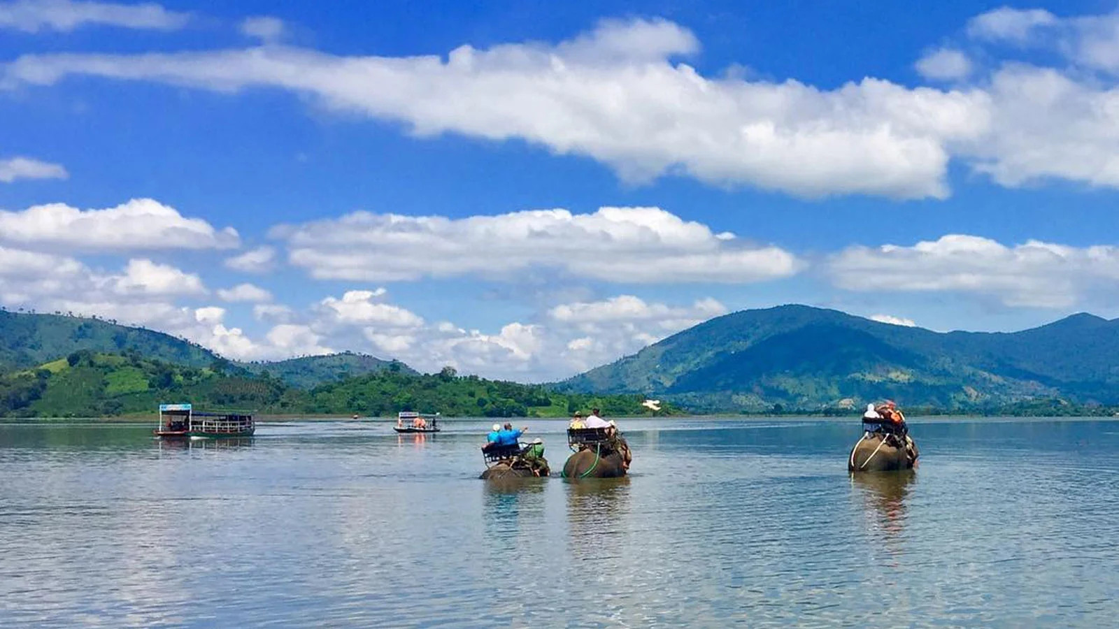 Hồ Lắk- Vẻ đẹp lãng mạn, yên bình giữa núi rừng Tây Nguyên