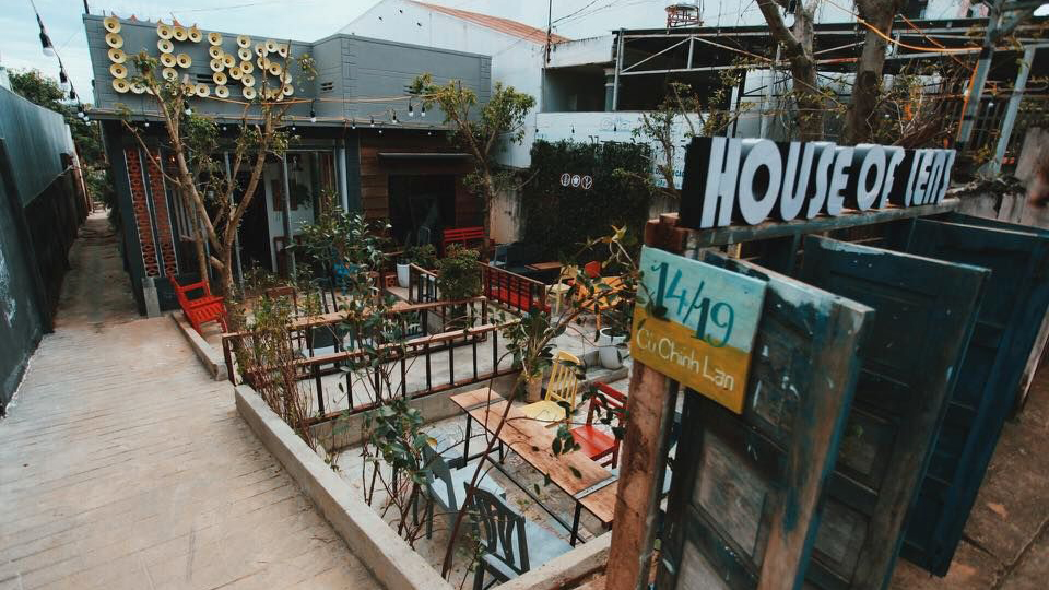 House of Lens Coffee- Khu rừng nhiệt đới thu nhỏ giữa lòng thành phố