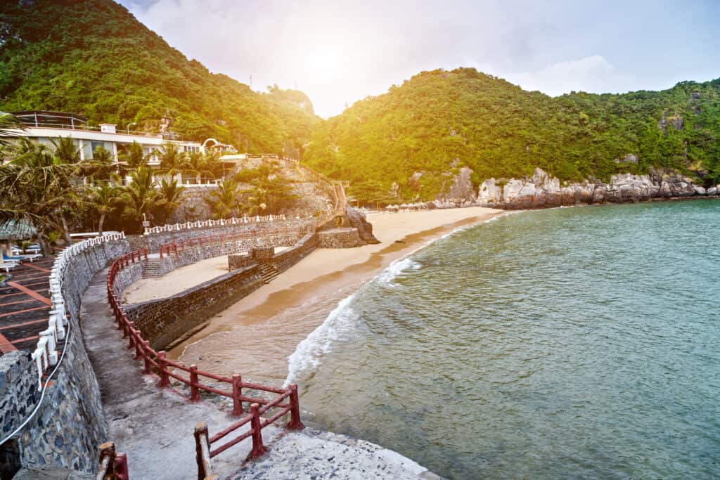 Biển Cát Cò – Nét quyến rũ hoang sơ giữa lòng đảo ngọc Cát Bà