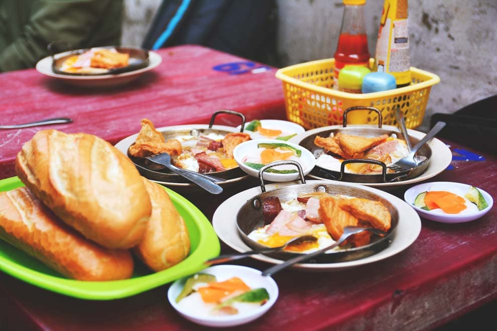 Bánh Mì Hòa Mã – Hơn 60 Năm Gìn Giữ Hương Vị Bánh Mì Chảo Đậm Đà Giữa Lòng Sài Gòn