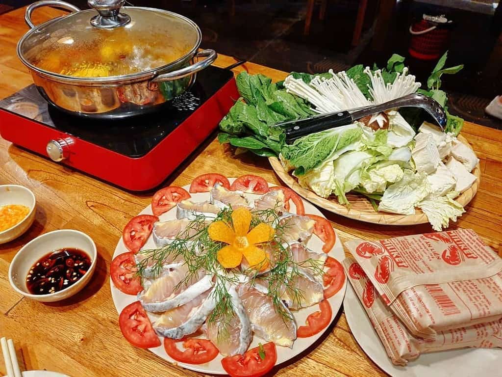 Măng Đỏ Quán – Gà nướng cơm lam và lẩu cá tầm giữa rừng Măng Đen xanh thẳm