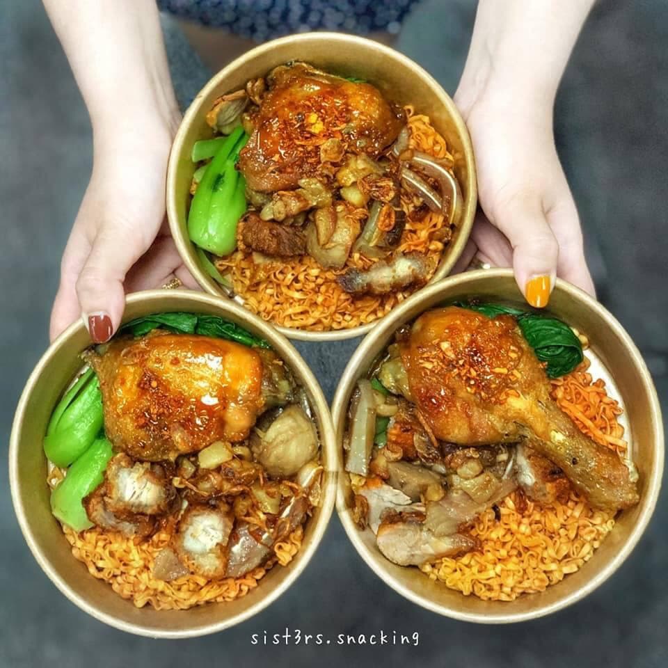 Mì Trộn Tên Lửa – Tô mì “nổ tung” vị giác với trứng lòng đào và topping cực chất tại Sài Gòn