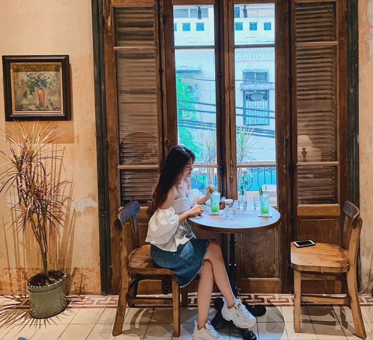 Cafe Ban Công - Ngắm phố cổ Hà Nội qua ban công nhỏ xinh
