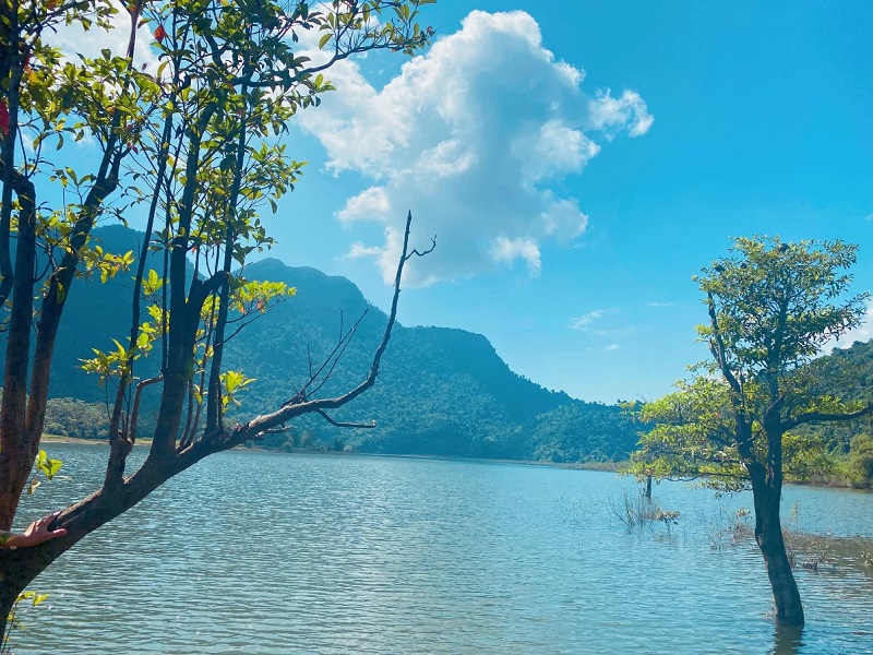 Hồ Noong - Nét đẹp tựa tranh vẽ