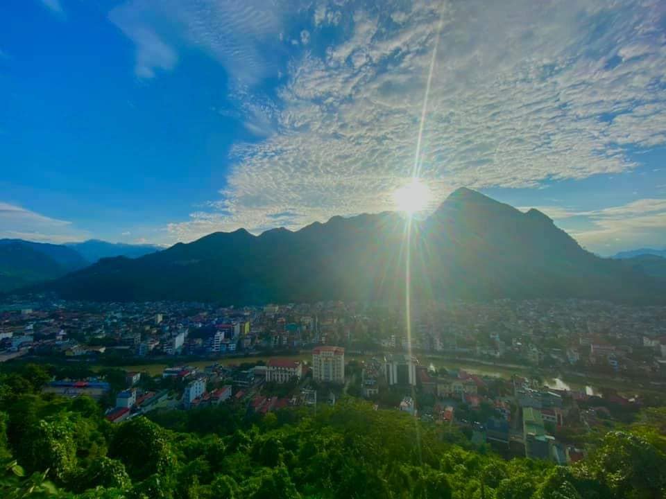 Núi Cấm Sơn Hà Giang - Chinh phục bức tranh hùng vĩ giữa lòng thành phố