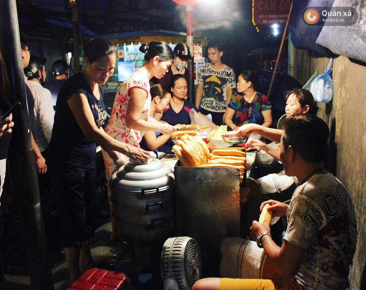 Bánh mì pate Cột Đèn - Quán nhỏ không biển hiệu vẫn đông khách