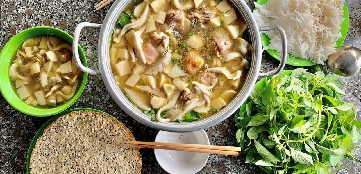 Lẩu Gà Lá É Phú Yên Hội Ngộ – Hương vị Phú Yên lan tỏa giữa lòng Sài Gòn