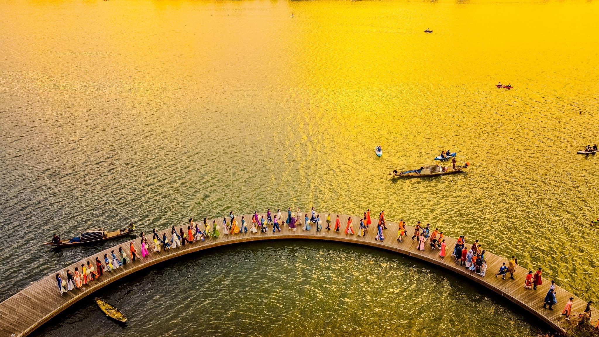 Cầu Bán Nguyệt - Điểm check-in cực thơ tại Huế
