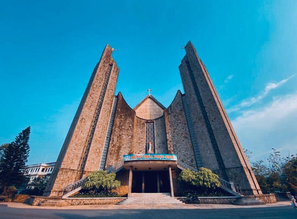 Nhà thờ Phủ Cam - Nét đẹp tôn giáo giữa lòng thành phố Huế