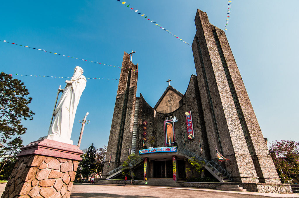 Nhà thờ Phủ Cam - Nét đẹp tôn giáo giữa lòng thành phố Huế