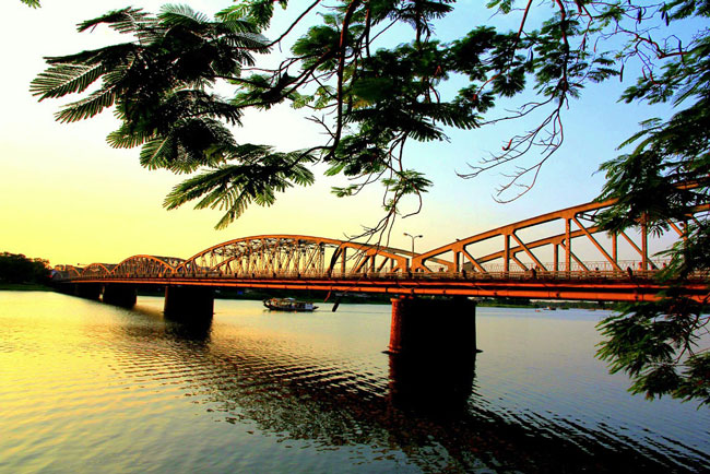 Sông Hương - Địa điểm du lịch Huế khơi nguồn bao áng văn chương