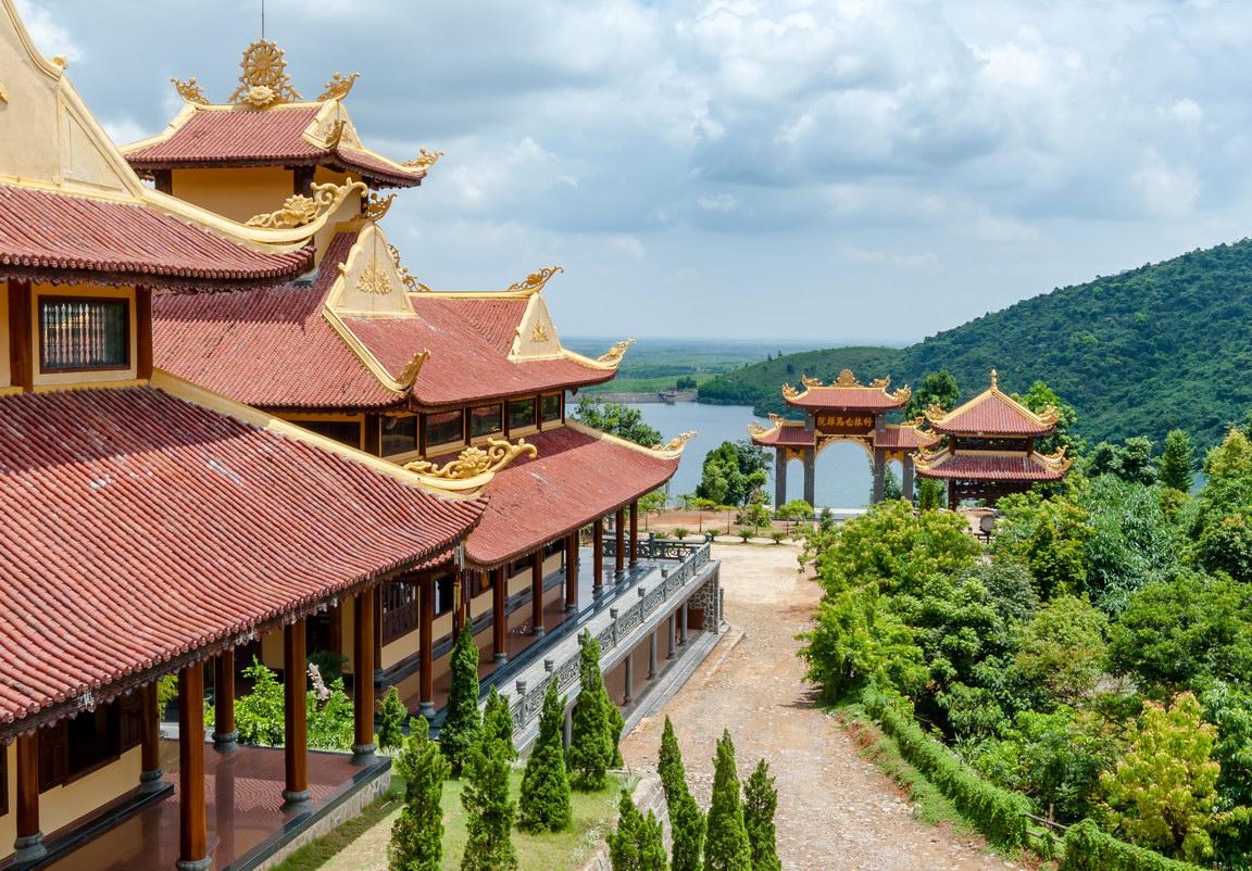 Thiền viện Trúc Lâm Bạch Mã Huế - Nét đẹp tựa tiên cảnh